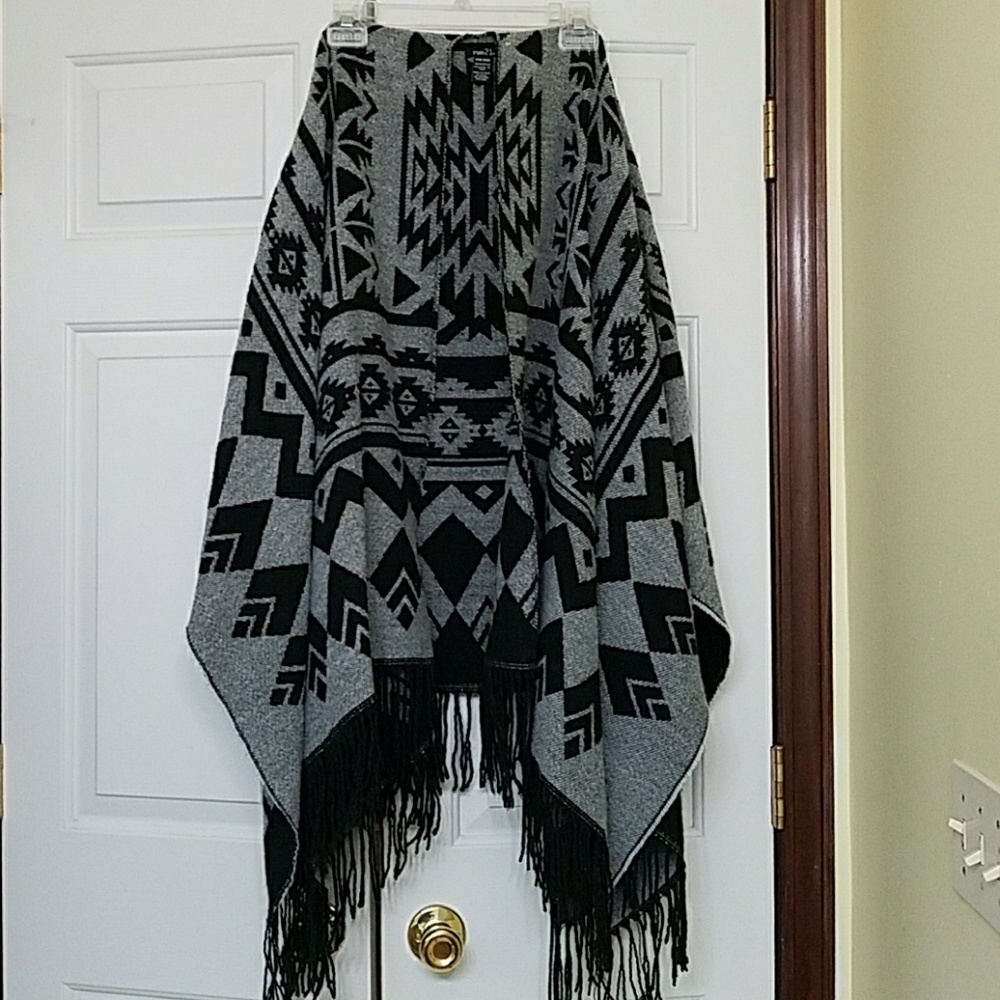 Rue 21 black and grey shawl
